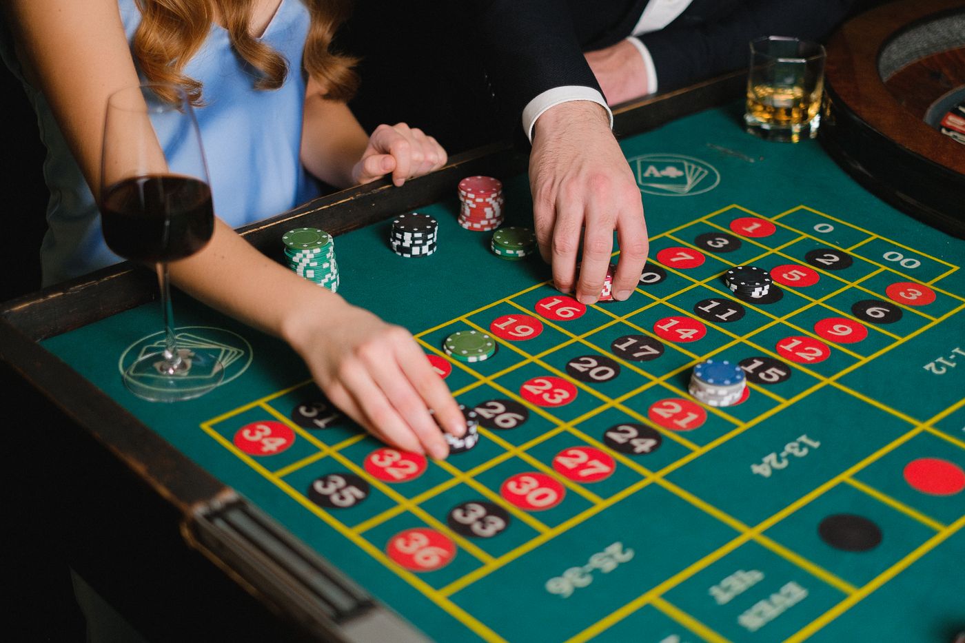 Vòng roulette trên bàn casino